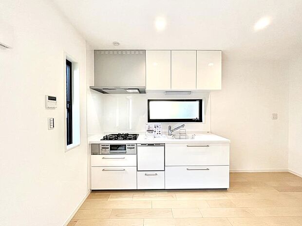 爽やかな風が通り抜けるキッチン。窓があるので明るく換気にも役立ちます。