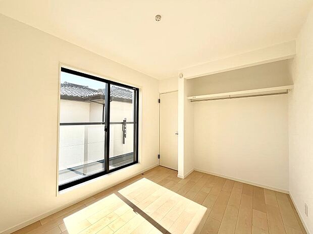 明るいバルコニーサイドに洋室を設置。目覚めの良い寝室に。