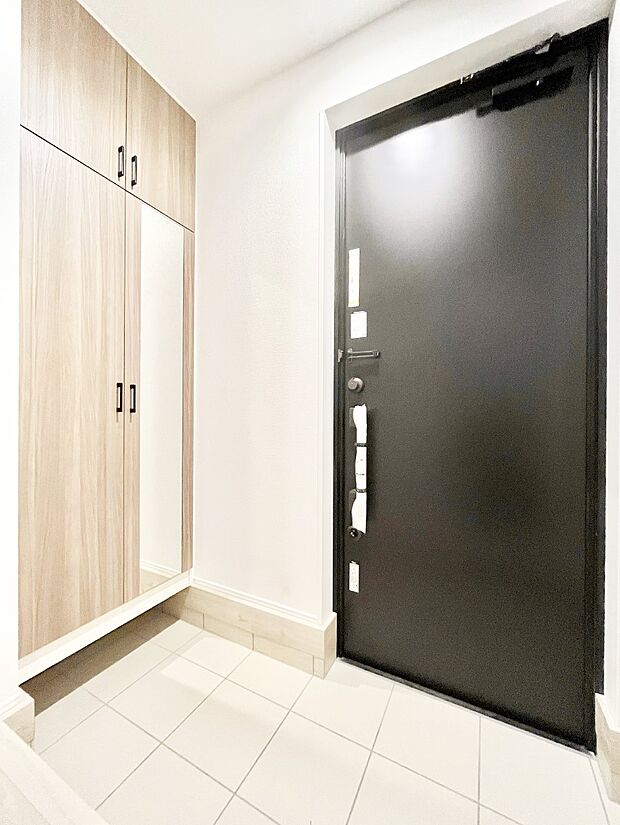 〜Entrance〜　下駄箱ミラー付なので、お出かけ前の身だしなみチェックに◎♪玄関はお客様をお出迎えする一番最初の場所、帰ってくる時に入る最初の場所。そんな場所だからこそ、より良い空間に…♪