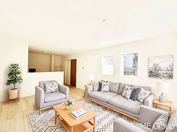 ~Living~ 家族の会話や笑顔が行き交うリビングです。子供が走ってる姿を見ながら、大きなソファやダイニングテーブルでゆったり食事をしたりくつろぎたい♪そんな夢が叶えられる空間です!※家具はCGです