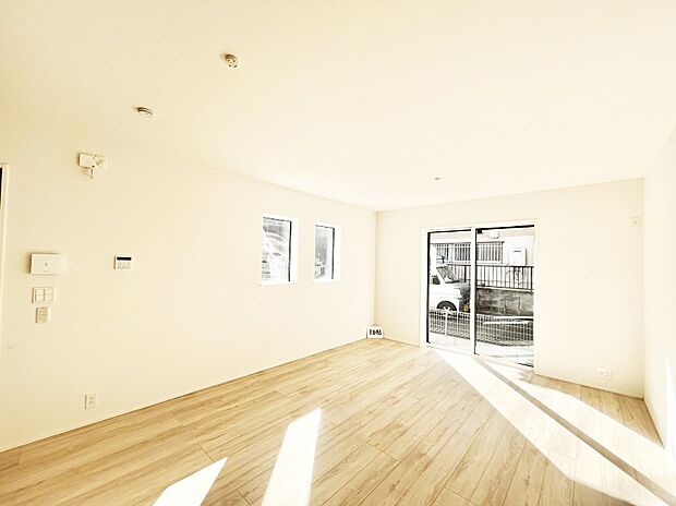 〜Living〜　飽きの来ないシンプルでおしゃれなLDK。大きな窓から日差しが差し込むので室内も明るく、家族の憩いの場としてピッタリです。開放感と日当たりの良さを是非ご覧ください！