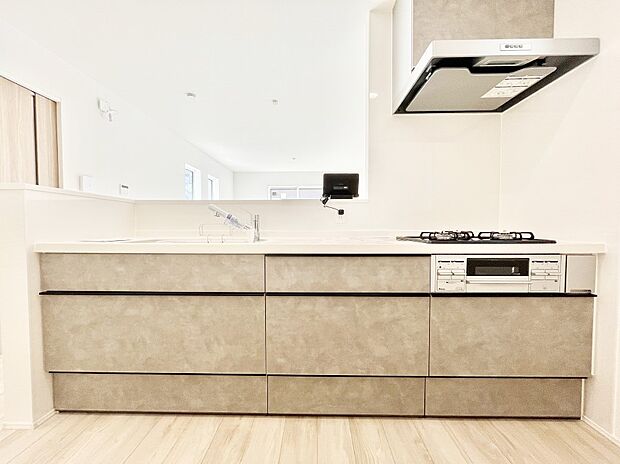 〜Kitchen〜　広くて使いやすいキッチンなら家族でいっしょに料理をつくったり、後片付けも手間なくできちゃいます♪収納もたっぷりあるので、いつもすっきりと清潔な印象を保てます。