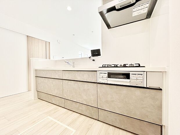 ~Kitchen~ リビングが見渡せるカウンターキッチン。 料理をしながら家族とコミュニケーションをとれるだけでなく、大きな開放感も得ることができます。 お子様の成長も感じることができますね!