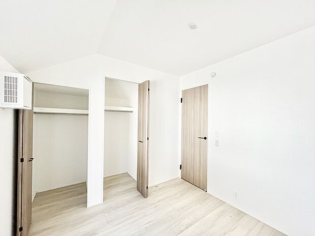 〜Bed Room〜  全居室には収納クローゼットを完備！普段使いのお洋服や小物はもちろん、季節物のお洋服などもしっかりと整理整頓おしまい頂けます。  居室空間を広く使用できますね。