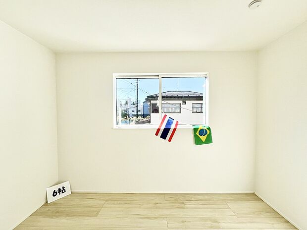 ~Bed Room~ 子供部屋はお子様にとって大変重な役割があります。子供一人で過ごす空間を与えることで、宿題や勉強時間も自然と増えまた自ら部屋の片付けや掃除なども促すことに繋がります。