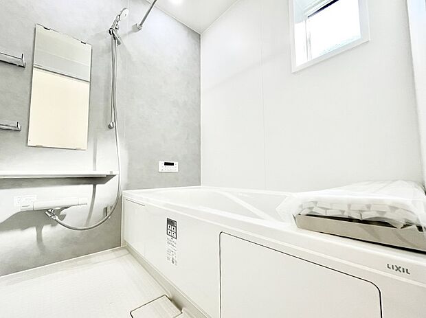 〜Bath Room〜　落ち着いた雰囲気の浴室で明日に向けてリフレッシュ。浴室乾燥機能も付いているので隣の洗濯機置き場で洗い上がった洗濯物を、雨の日も天気を気にせず乾燥させることも可能です。