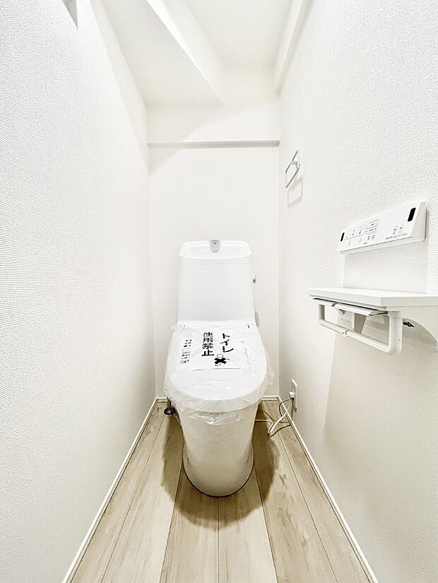 ~Toilet~ 綺麗・スッキリ・快適なウォシュレット付トイレでくつろげる空間です。トイレは毎日使わざるを得ないもの。いつも清潔を保ちたいですね。トイレが2ヶ所あるので朝の混雑時に便利です!