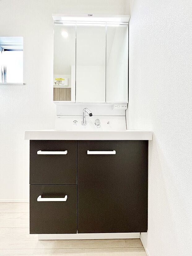 ~Dressing Room~ 十分な大きさの洗面台は収納もさる事ながら、身だしなみチェックや歯磨きなど、朝の慌ただしい時間でもホテルライクなスペースで余裕とゆとりを感じて頂けます。