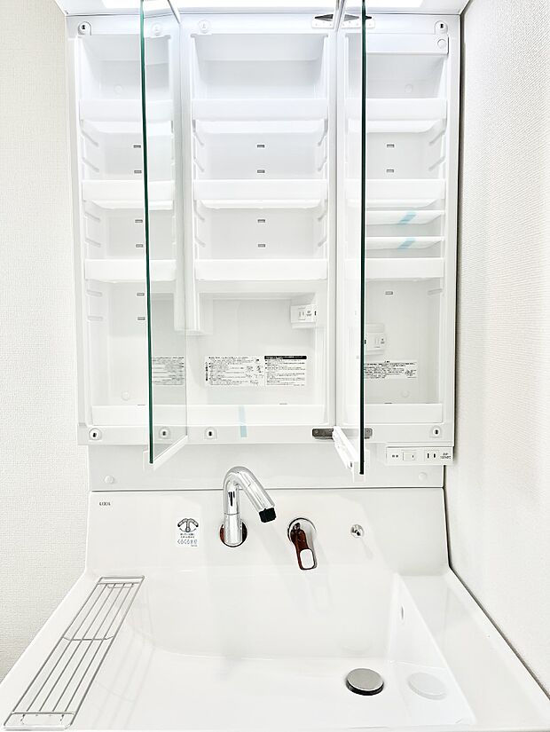 三面鏡の裏に、化粧品や衛生用品などを収納可能。洗面台をすっきりと保ちます！