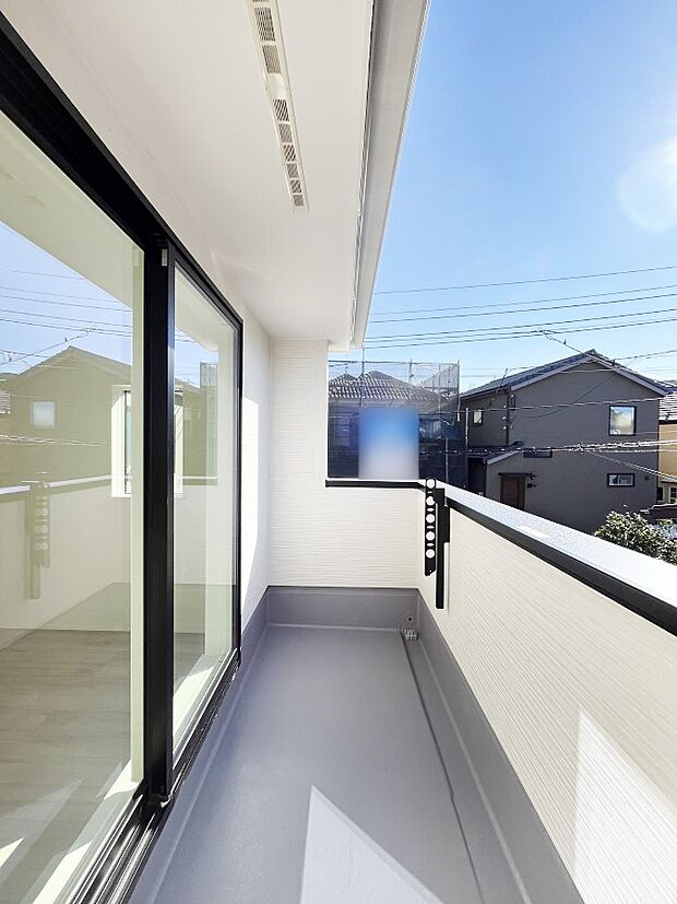 ~Balcony~ 南向きのバルコニーの前には雲以外に太陽を遮るものがありません。お洗濯物も乾きやすく、何より明るく気持ちのいい光が入ってきます。使いやすく開放的なバルコニーです♪