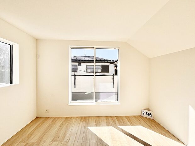 ~Bed Room~ 2面採光を確保した明るい室内は、風通しも良く、大変居心地の良い空間となっております。爽やかな風を感じて起きる朝は、快適生活の始まりに!日当たりや通風がとても良い住まい♪