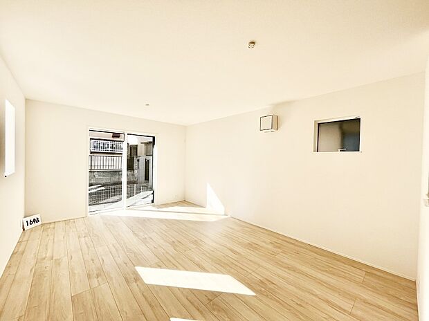 ~Living~ 豊かな陽光がこの場所を照らしだす。光溢れるこの空間はみんなの笑顔が集う場所、時を忘れ、つきることのないたわいもない会話を楽しむ時間、たくさんの思いが綴られる場所。