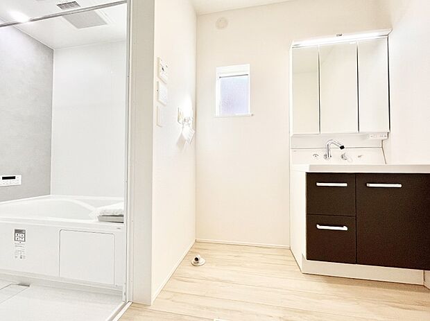 ～Dressing Room～　暗くなりがちな洗面所も窓があると採光と換気が可能なので気持ちよくお使い頂けます。三面鏡タイプの洗面台は鏡裏収納で散らかりがちな洗面所もスッキリ♪