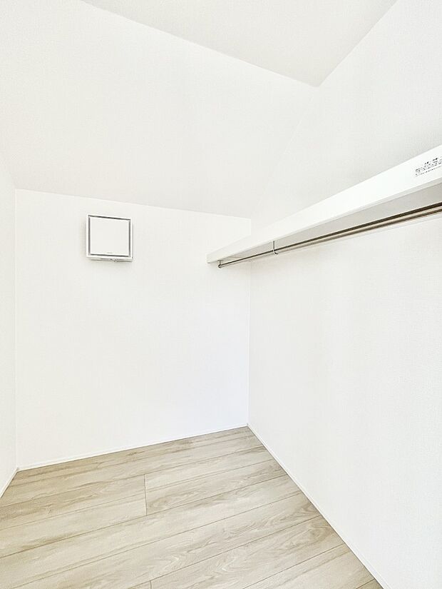 〜Walk-in Closet〜　必要なものやコーディネートを一覧して確認でき、身支度や準備が短時間で済むウォークインクローゼットを設置しました。家の中をすっきりとさせる便利な収納スペースです。