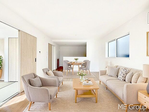 ~Living~ 家族の会話や笑顔が行き交うリビングです。子供が走ってる姿を見ながら、大きなソファやダイニングテーブルでゆったり食事をしたりくつろぎたい♪そんな夢が叶えられる空間です!※家具はCGです