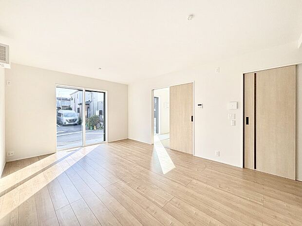 〜Living〜　飽きの来ないシンプルでおしゃれなLDK。大きな窓から日差しが差し込むので室内も明るく、家族の憩いの場としてピッタリです。開放感と日当たりの良さを是非ご覧ください！