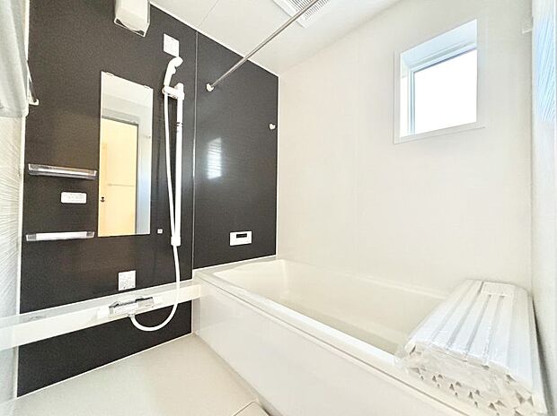 ~Bath Room~ 落ち着いた雰囲気の浴室で明日に向けてリフレッシュ。浴室乾燥機能も付いているので隣の洗濯機置き場で洗い上がった洗濯物を、雨の日も天気を気にせず乾燥させることも可能です。