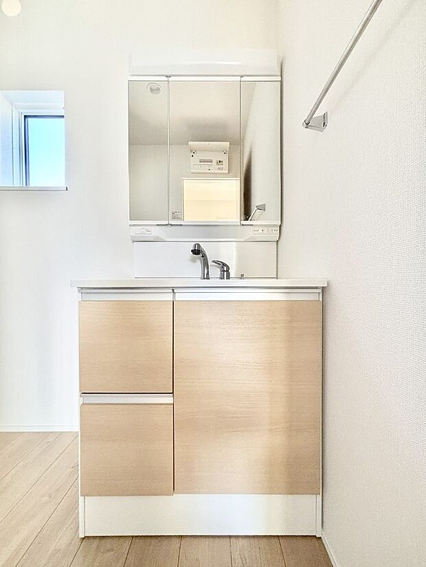 〜Dressing Room〜　暗くなりがちな洗面所も窓があると採光と換気が可能なので気持ちよくお使い頂けます。三面鏡タイプの洗面台は鏡裏収納で散らかりがちな洗面所もスッキリ♪