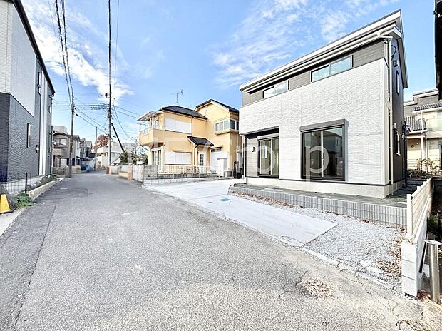 ~Exterior~ 前面道路:南 4m 私道 前面道路は閑静な住宅地をはしる車通りの少ない道路。駐車の出し入れもらくらくです!ご不明点・現地見学のご希望は、お気軽にお問い合わせください!