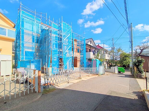 〜Exterior〜　前面道路：南 4m 私道　前面道路は閑静な住宅地をはしる車通りの少ない道路。駐車の出し入れもらくらくです！ご不明点・現地見学のご希望は、お気軽にお問い合わせください！