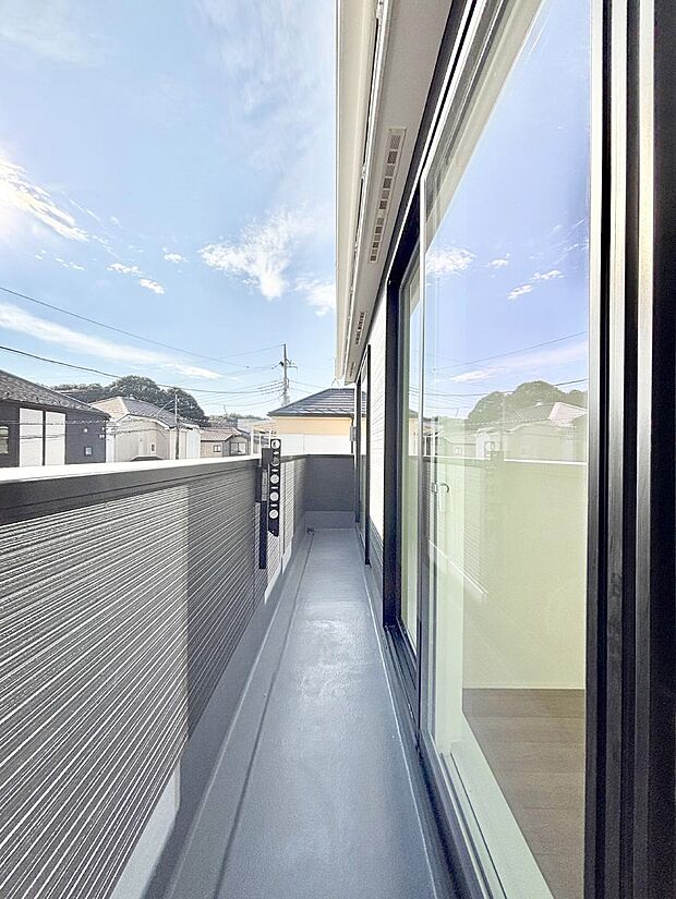 〜Balcony〜　南向きのバルコニーの前には雲以外に太陽を遮るものがありません。お洗濯物も乾きやすく、何より明るく気持ちのいい光が入ってきます。使いやすく開放的なバルコニーです♪