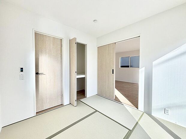 〜Japanese Room〜  和室が持つ特別な時間、麗らかな春のやわらかな時、冬枯れの時がもたらす凛とした時間、経る年月によって表情を変える特別な場所、家族みんなのお気に入りの空間。  