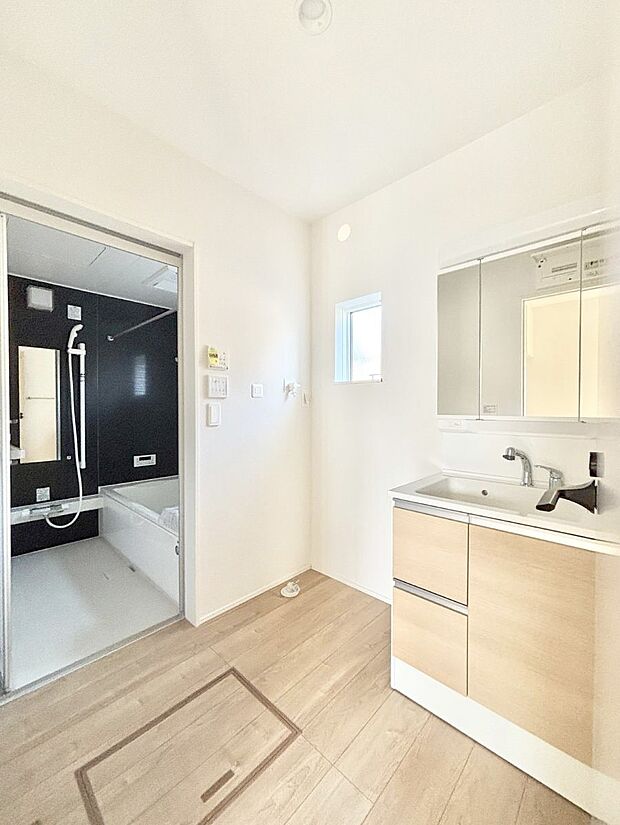 ~Dressing Room~ 清潔感溢れる色合いで統一されていると、スッキリと整った印象をうけます。 鏡の裏にはたっぷりと収納スペースを標準装備! 水廻りは、シンプルかつ機能性を重視して。