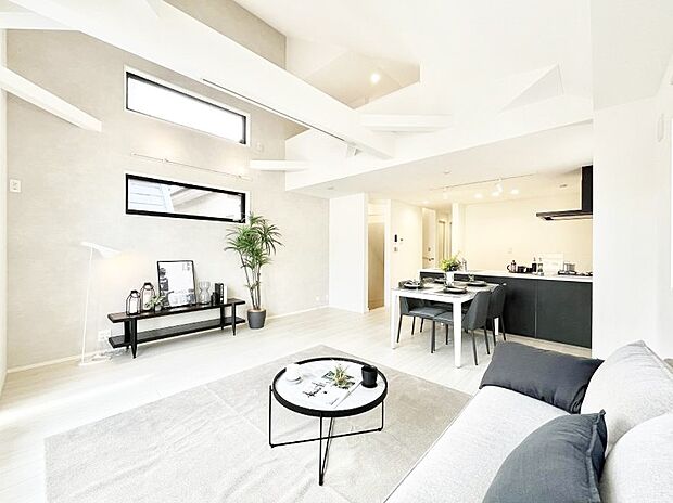 〜Living〜 家族の一体感を感じられる広々としたスペース。家族と過ごす時間を大切にする方にピッタリのゆとりの住空間です。お子様が走り回っても安心して見守れます。家族の笑い声が今にも目に浮かびます。