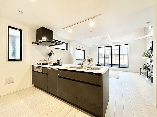 〜Kitchen〜 自然光が入る窓のあるキッチン☆毎日使う場所だからこそ、使い勝手を考慮しました。ゆったりとしたキッチンコーナーは質感豊かな仕上がりとなっております。