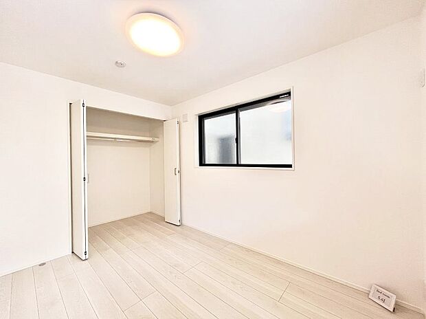 〜Bed Room〜 木の温もりがやさしいフローリングは安らぎをもたらすプライベート空間。明るめのフローリングですので、壁紙ともマッチし、お部屋を更に広く見せてくれる効果も。