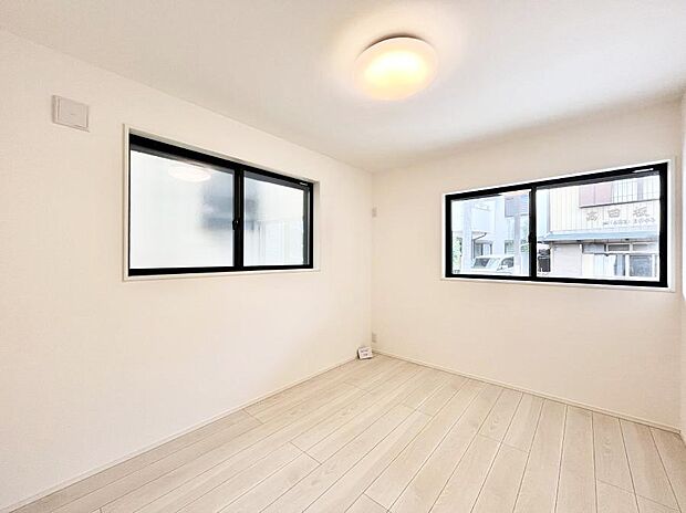 〜Bed Room〜 子供部屋はお子様にとって大変重な役割があります。子供一人で過ごす空間を与えることで、宿題や勉強時間も自然と増えまた自ら部屋の片付けや掃除なども促すことに繋がります。