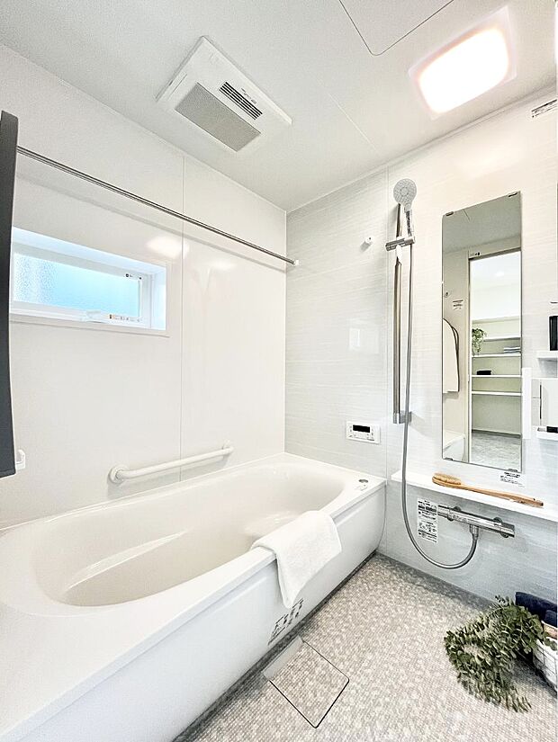 〜Bath Room〜 落ち着いた雰囲気の浴室で明日に向けてリフレッシュ。浴室乾燥機能も付いているので隣の洗濯機置き場で洗い上がった洗濯物を、雨の日も天気を気にせず乾燥させることも可能です。