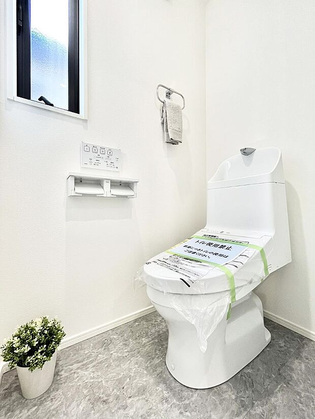〜Toilet〜 綺麗・スッキリ・快適なウォシュレット付トイレでくつろげる空間です。1、2階共にトイレスペース!採光もあり明るく、快適空間となっております♪毎日使う場所だからこその配慮です!