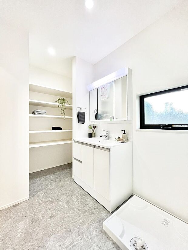 〜Dressing Room〜 暗くなりがちな洗面所も窓があると採光と換気が可能なので気持ちよくお使い頂けます。三面鏡タイプの洗面台は鏡裏収納で散らかりがちな洗面所もスッキリ♪