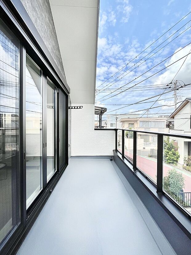 〜Balcony〜 バルコニーは温かい陽がさしこみ、お布団や洗濯物を気持ちよく干すことができます。 使いやすく開放的なバルコニーです♪陽ざしがたっぷり降り注ぐ、バルコニー付き住まい。