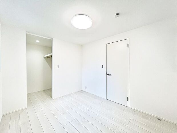 〜Bed Room〜 全居室には収納クローゼットを完備!普段使いのお洋服や小物はもちろん、季節物のお洋服などもしっかりと整理整頓おしまい頂けます。 居室空間を広く使用できますね。