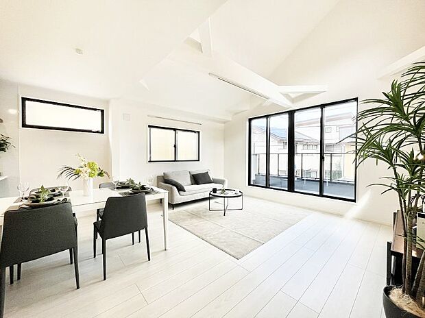 〜Living〜 飽きの来ないシンプルでおしゃれなLDK。大きな窓から日差しが差し込むので室内も明るく、家族の憩いの場としてピッタリです。開放感と日当たりの良さを是非ご覧ください!