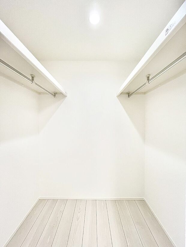 〜Walk-in Closet〜 必要なものやコーディネートを一覧して確認でき、身支度や準備が短時間で済むウォークインクローゼットを設置しました。家の中をすっきりとさせる便利な収納スペースです。