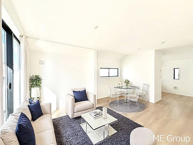 〜Living〜　家族の会話や笑顔が行き交うリビングです。子供が走ってる姿を見ながら、大きなソファやダイニングテーブルでゆったり食事をしたりくつろぎたい♪そんな夢が叶えられる空間です！※家具はCGです