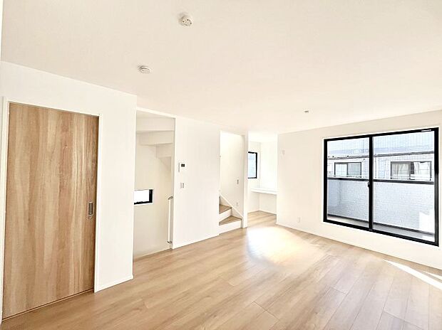 〜Living〜　飽きの来ないシンプルでおしゃれなLDK。大きな窓から日差しが差し込むので室内も明るく、家族の憩いの場としてピッタリです。開放感と日当たりの良さを是非ご覧ください！