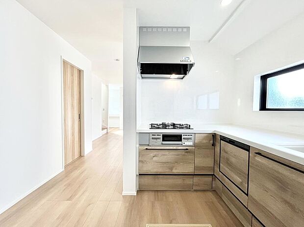 〜Kitchen〜　自然光が入る窓のあるキッチン☆毎日使う場所だからこそ、使い勝手を考慮しました。ゆったりとしたキッチンコーナーは質感豊かな仕上がりとなっております。