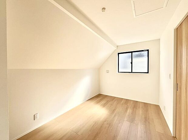 〜Bed Room〜　子供部屋はお子様にとって大変重な役割があります。子供一人で過ごす空間を与えることで、宿題や勉強時間も自然と増えまた自ら部屋の片付けや掃除なども促すことに繋がります。