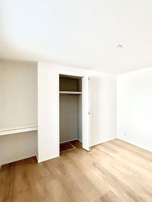 〜Closet〜　壁面クローゼットがあればタンスを置く必要がなく、出っ張りのないスッキリ空間を維持できます。限られたスペースを有効に活用できそう。季節の衣類や趣味の品などたっぷり収納出来ますね♪