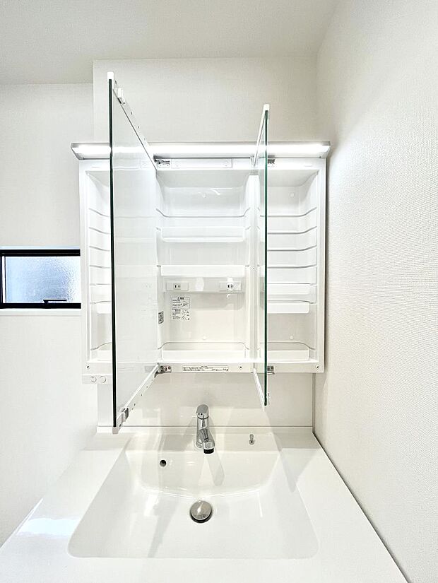 三面鏡の裏に、化粧品や衛生用品などを収納可能。洗面台をすっきりと保ちます！