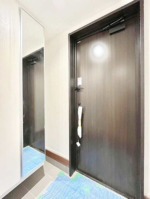 ミラー付きシューズボックスはお出かけ前の身だしなみチェックに便利