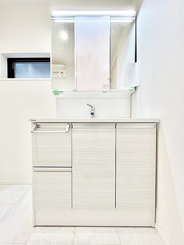 大きく見やすい三面鏡で清潔感ある洗面台は、身だしなみチェックや肌のお手入れにおすすめです。