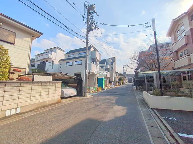 〜Exterior〜　前面道路：南西 5.94m 公道　一戸建ての大きなメリットは、自分達の「土地」を「自由に」使える事です。ガーデニングやＤＩＹ，車やバイクの趣味など様々な用途で利用できます。