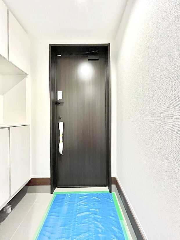 明るい玄関はお客様をお出迎えするのにぴったりです！ 