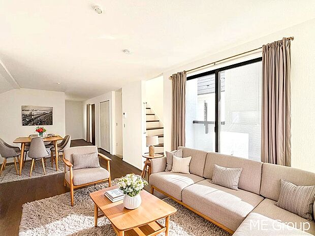 ご家族の賑やかな話し声で包まれる明るいリビング  ※家具はCGです