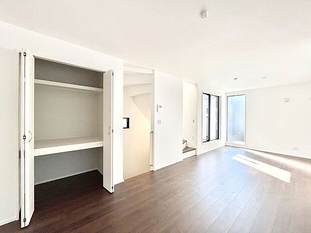 明るい陽光が注ぎ、寛ぎの雰囲気に満たされるリビング・ダイニング。   